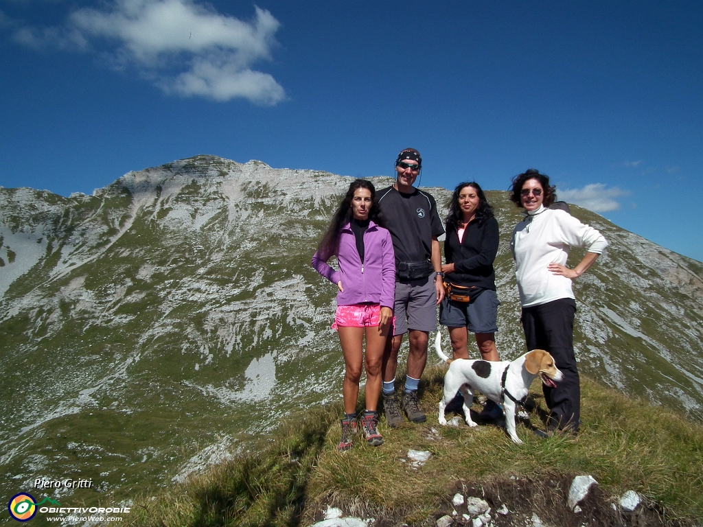 79 Sua Altezza Pierangelo Tombini sovrasta le gentil donne e pareggia Cima Menna!.JPG